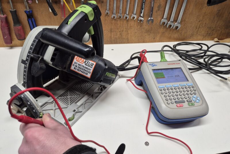 invalzaag op werkbank met pad systeem aangekoppeld