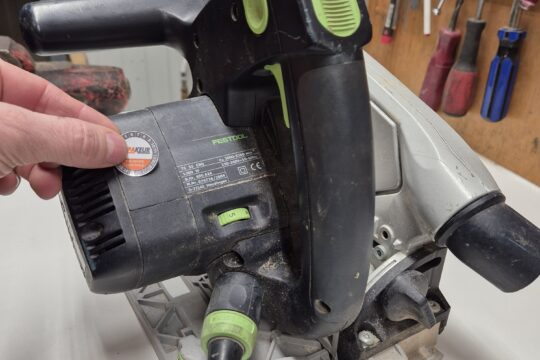 invalzaag op werkbank met pad systeem aangekoppeld + sticker